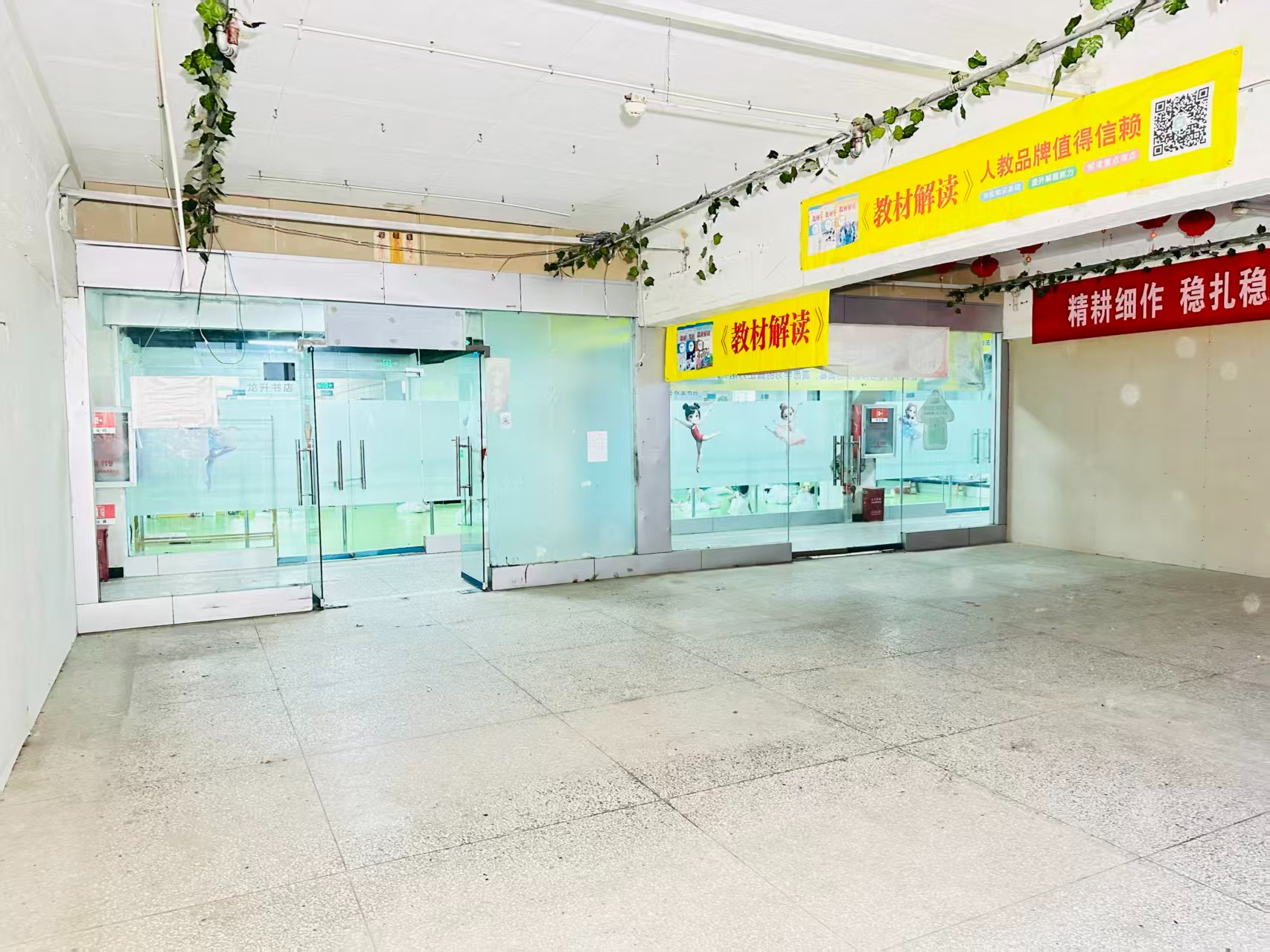 新区十组一街提供写字楼、商铺、展示空间、直播间等多种面积选择，满足企业办公、研发、展示、运营等多元需求。