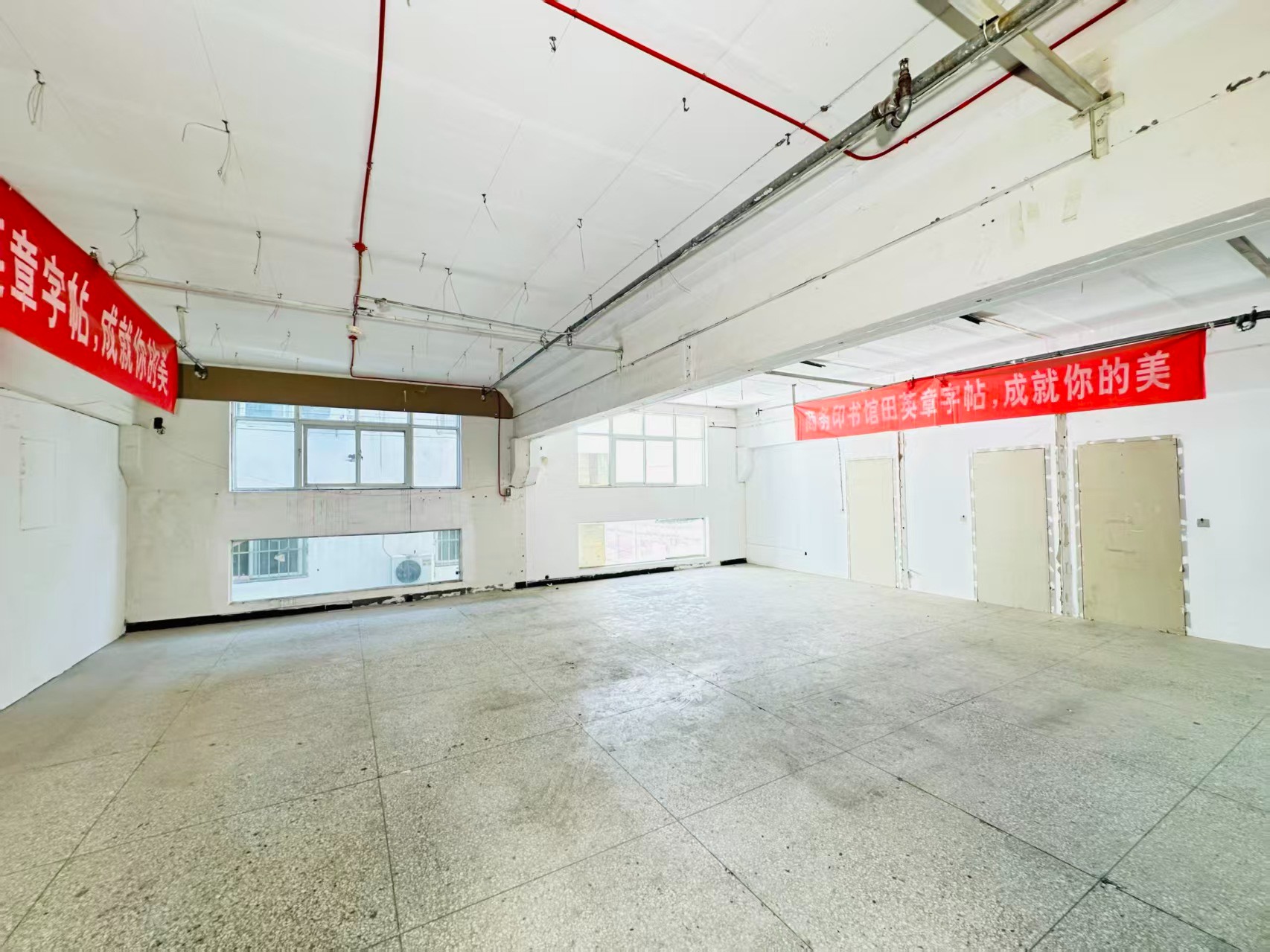 新区十组一街重点吸引人工智能应用、数字经济、电商直播、智能制造服务、软件开发、科技创新企业及创业团队入驻